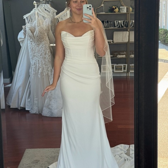 Chic Strapless White Wedding Gown